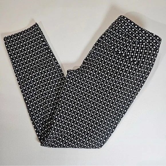 FULL OUTFIT -- Pants with Sleeveless Top and Earrings - Picture 3 of 14